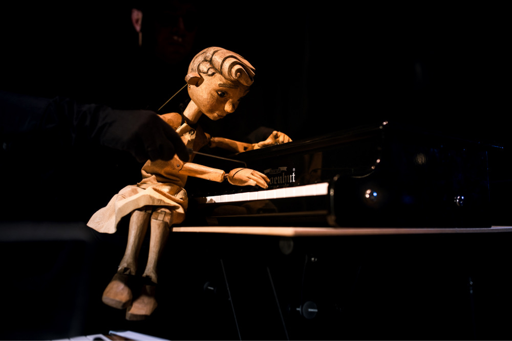 Photo d'une marionette lors d'un concert de Paramirabo